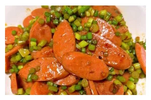 美食教程——烟熏肠炒蒜薹（用烟熏肠和蒜薹打造一道香气扑鼻、口感绝佳的美食佳肴）
