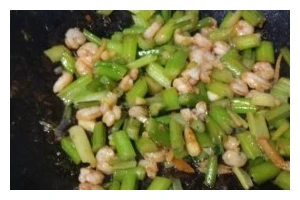 虾仁炝香芹的烹饪秘诀（口感鲜美，清爽怡人，虾香浓郁，芹香四溢）