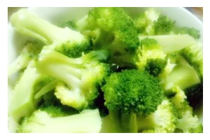 健康美味的洋葱炒西兰花（用家常食材打造健康餐桌，营养美味无负担）