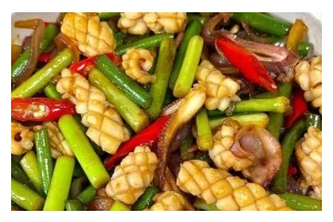 爽口西芹炒鲜尤，鲜嫩爽口好滋味（家常菜肴制作，营养美味双不误）