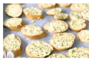 美味可口的蒜头法棍（用料简单、制作容易，让你在家也能享受正宗的法式美食）