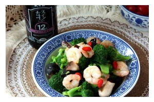 家常美食（用虾和香菇，做出口感丰富的美味佳肴）
