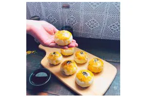 酥到掉渣的豆沙蛋黄酥，你要来一个吗？