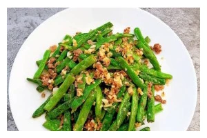 用肉末烹制美味四季豆角（美味可口的家常菜肴，脆嫩豆角搭配鲜香肉末，让你爱不释口）