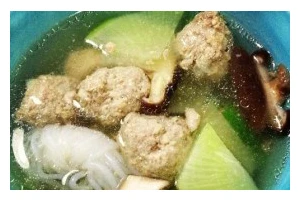 美味家常汤——虾仁牛肉萝卜丸子汤（用心烹饪，暖胃又暖心；肉质丰富，营养丰富，口感鲜美）