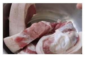 手工腌制五香腊肉的做法（让你做出口感绝佳的五香腊肉）