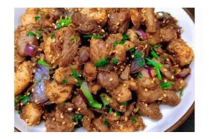 孜然圆葱羊肉的制作方法（用新疆大厨的方法来做美味的孜然羊肉，让你品尝纯正的美食）