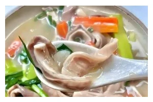 三鲜鱼肚汤的美味做法（掌握三鲜鱼肚汤的制作技巧，为家人带来舌尖上的享受）