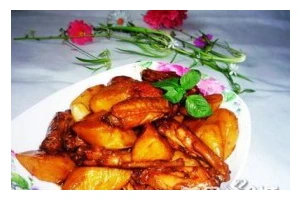 教你如何制作美味的土豆烧翅（以土豆烧翅中的做法为例，让你轻松学会家常菜）