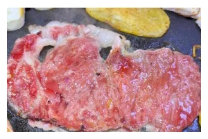 美味烤肉的制作秘籍（以奥尔良烤肉为例，轻松制作口感绝佳的烤肉佳品）