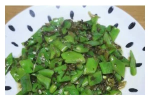 酸菜炒豆角，美味健康的家常菜（家庭厨艺的最佳选择，口感鲜美营养丰富）