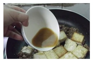 肉末煎豆腐，美味又健康（用肉末和豆腐轻松做一道美味菜）