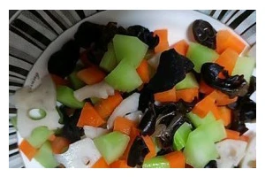 美味可口的以什锦藕丁做法（以藕为主料，佐以多种食材烹饪出的营养丰富、口感独特的菜品）