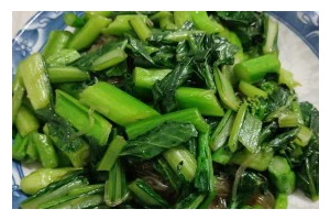 鱼烩粉条青菜，浓香鲜美的一道菜（健康营养，家庭必备的美味佳肴）