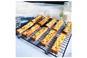 简单几步，做出媲美面包店的蒜香面包条