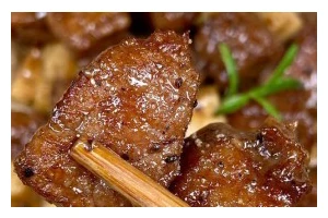 杏鲍菇焖土豆的做法（健康营养，味道美妙）