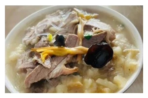 如何制作美味的羊肉泡馍（传统美食，重温古老味道）