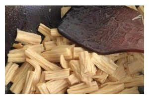 美味健康的蟹籽炒腐竹（富含营养的佳肴，以蟹籽为灵魂，腐竹为主角）