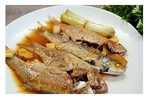 油煎小杂鱼的烹饪技巧（口感鲜美，营养丰富，让你爱上烹饪）