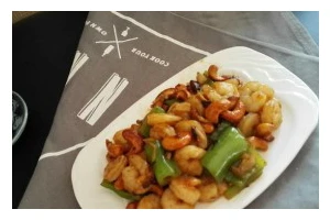 美食大赏——腰果虾仁的制作方法（美味可口的腰果虾仁，口感丰富，难以抗拒）