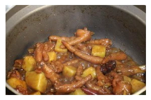 美味土豆炖鸡爪的做法（如何烹饪出美味可口的土豆炖鸡爪）