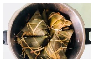 手把手教你做以西米红豆三角粽（古法传承的美食，尝尽粽子的魅力）