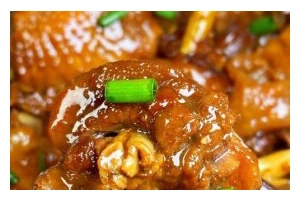 美味佳肴，板栗香菇烧鸡（享受美食，不必出门/鸡肉美味，口感丰富）