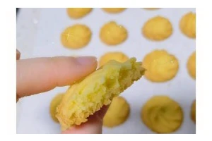 酥脆蛋香小饼干制作大揭秘！（手把手教你轻松制作美味小饼干）