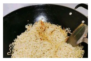 做出美味的蔬菜三丝炒面（简单易学的烹饪技巧与口感丰富的菜品搭配）