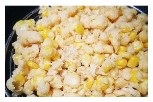 三色炒玉米的美味做法（用鲜艳色彩为餐桌增添新意）