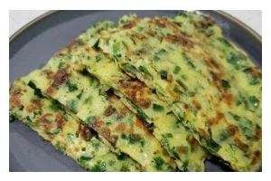 美食分享——虾肉韭菜煎饼（用新鲜虾肉和香气四溢的韭菜，烹制出美味的煎饼）