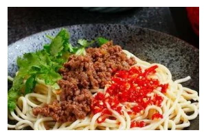 家常美食，鲜椒牛肉面的做法（香气扑鼻，口感爽辣，美味到爆表！）