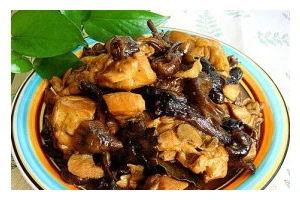 家常美食——榛蘑炖鸡翅的制作方法（健康营养又美味，让你倍感幸福的味蕾盛宴）