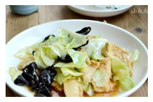 家常小肉包的做法（以洋白菜、猪肉和木耳为主要材料的美味佳肴）