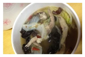 香菇栗子鸡爪汤的制作方法（营养丰富的家常美食）