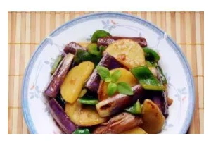 三鲜茄子的美味做法（脱了皮的茄子，让你尝到真正的三鲜美味）