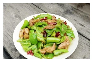 酸萝卜尖椒炒肉做法详解（口感鲜嫩，营养丰富，健康美味）