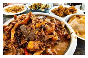 野蘑菇炖鸡，营养美味的佳肴（家庭厨房做野蘑菇炖鸡，香鲜爽口让你回味无穷）