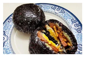 享受美食的滋味——鲜虾黑米饭团（以黑米为主料，鲜虾为点缀，一口咬下便是满满的幸福感）