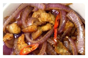 香气四溢的洋葱香菇炒肉片（一道简单易学的美味佳肴，体验烹饪的乐趣）