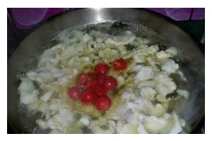 教你如何自制美味酸菜鱼片（健康营养，爽口可口，酸菜鱼片，美味佳肴）
