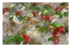 酸菜白肉粉丝汤的做法（传统美食，家常味道）
