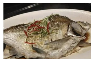 清炖武昌鱼，美味鲜香！（体验正宗的湖北特色菜肴，让你胃口大开！）