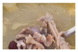 慢炖土鸡墨鱼（家常做法，味道鲜美）