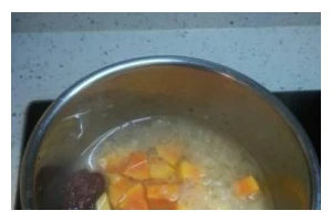 银耳木瓜甜汤的做法（营养丰富的美味甜汤）
