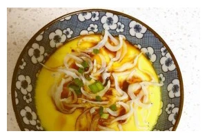鲜香嫩滑，银鱼蒸蛋的做法（用银鱼点缀蒸蛋，一碗美味清爽的健康佳肴）