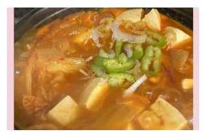 《美味健康，以肉丝酸菜豆腐汤为主题的健康食谱》（豆腐与酸菜的完美搭配，鲜嫩多汁，营养丰富。）