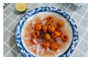 山楂酒酿银耳的制作方法（健康美味的冬季甜品）