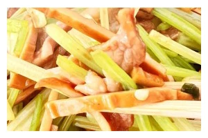 猪皮炒芹菜，美味又营养（猪皮炒芹菜，营养丰富健康美味）