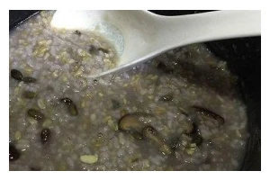 田园香菇芹菜粥的制作方法（健康、美味、营养丰富的早餐佳品）